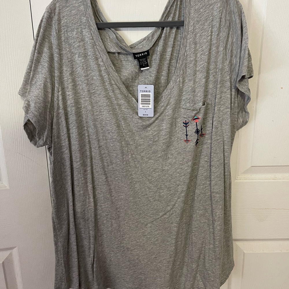 Torrid 4 short sleeve grey pocket tee with arrow detail on pocket, new, tag on